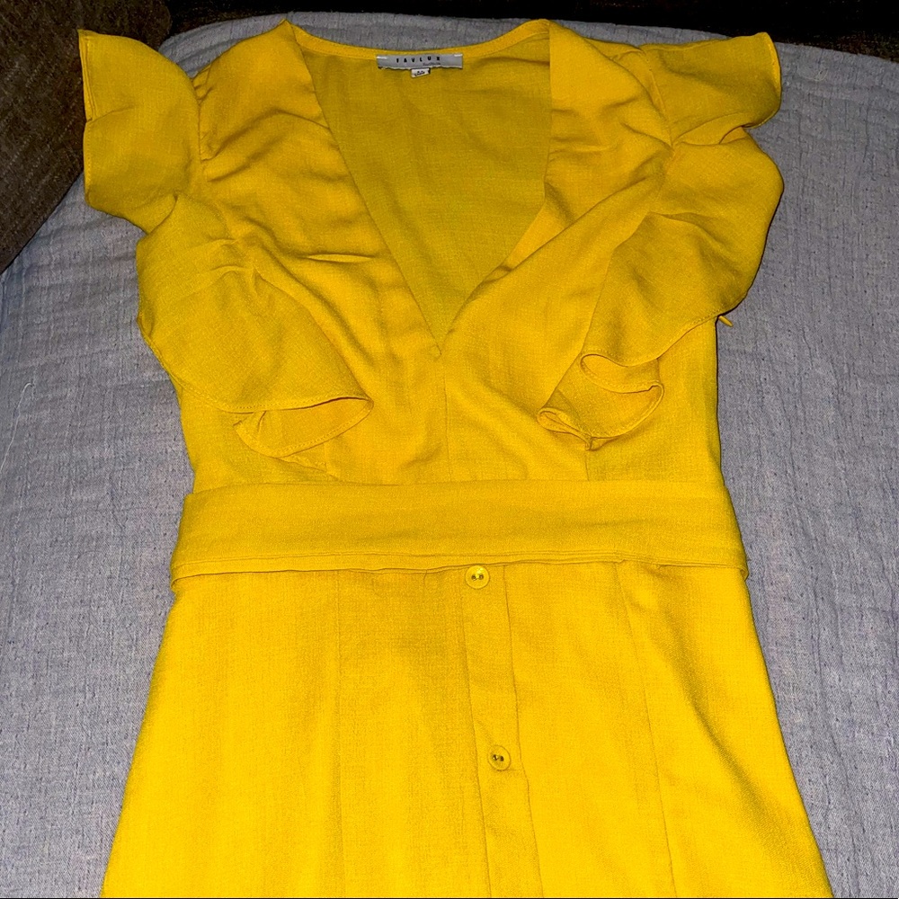 Super cute yellow sun dress! Size medium 🙃